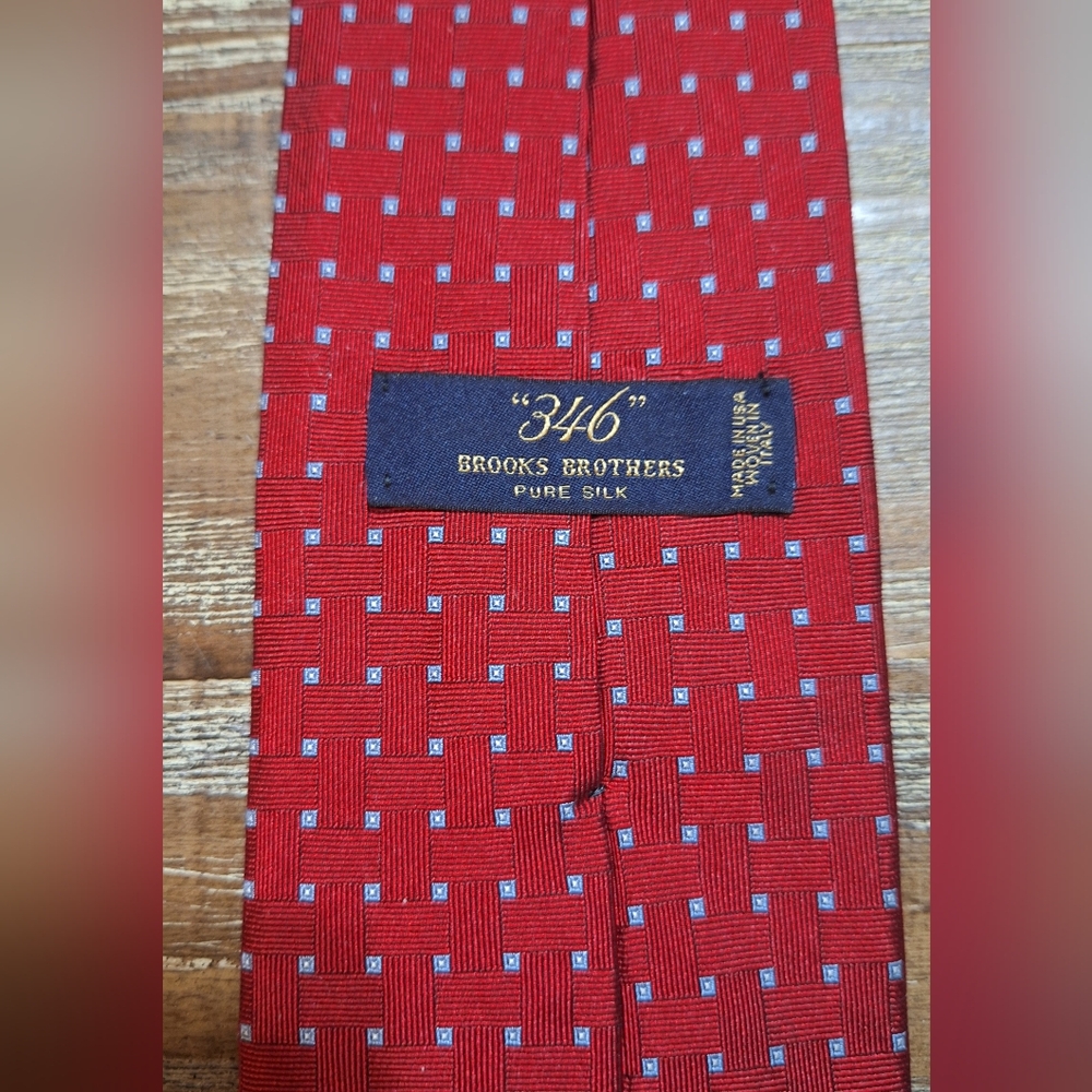 Brooks Brothers 346 100% Silk Men's Red‎ Tie Necktie Made In The USA.  3.5 Width